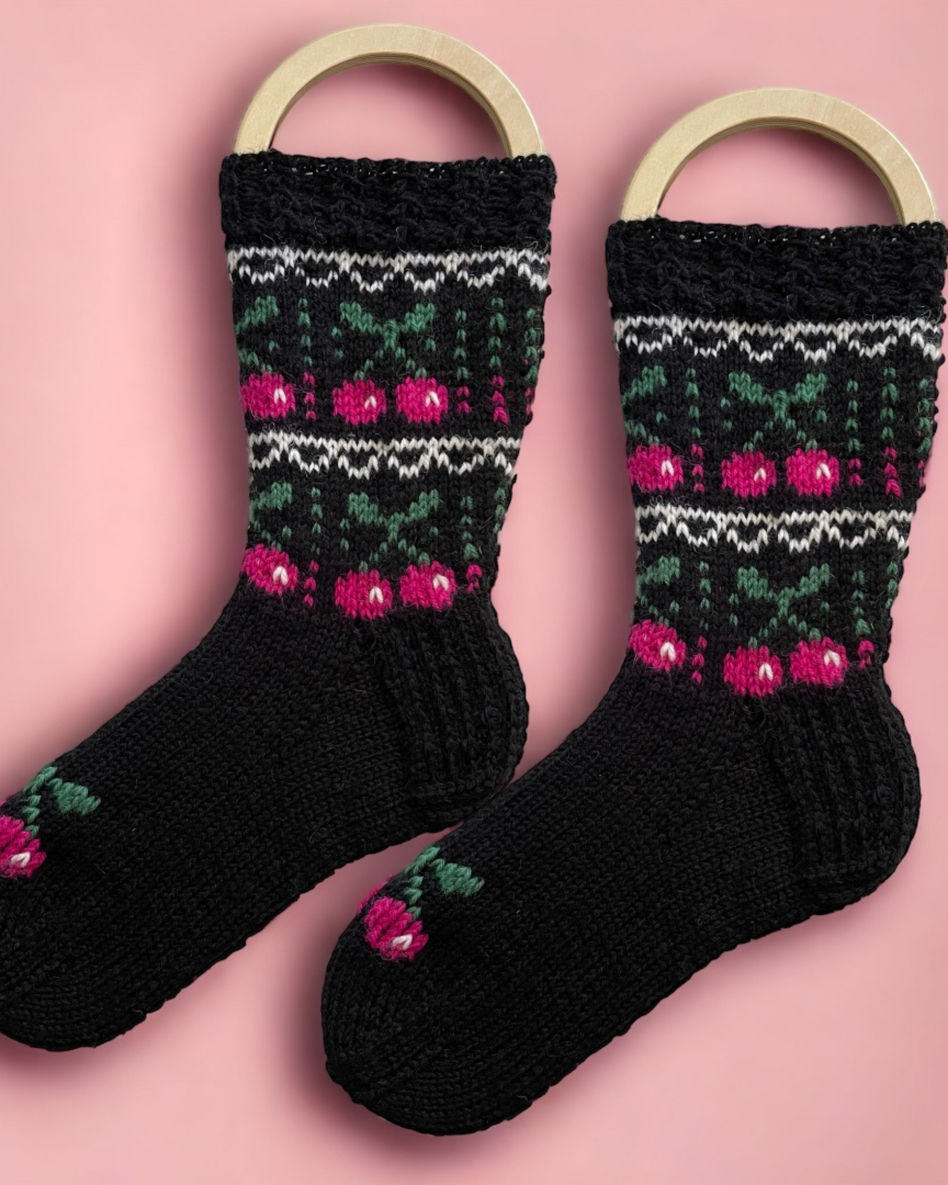 Cherry-kirjoneulevillasukat. Kirsikoita ja pitsikuvio. Neuleohje saatavilla NordicKitty verkkokaupassa.