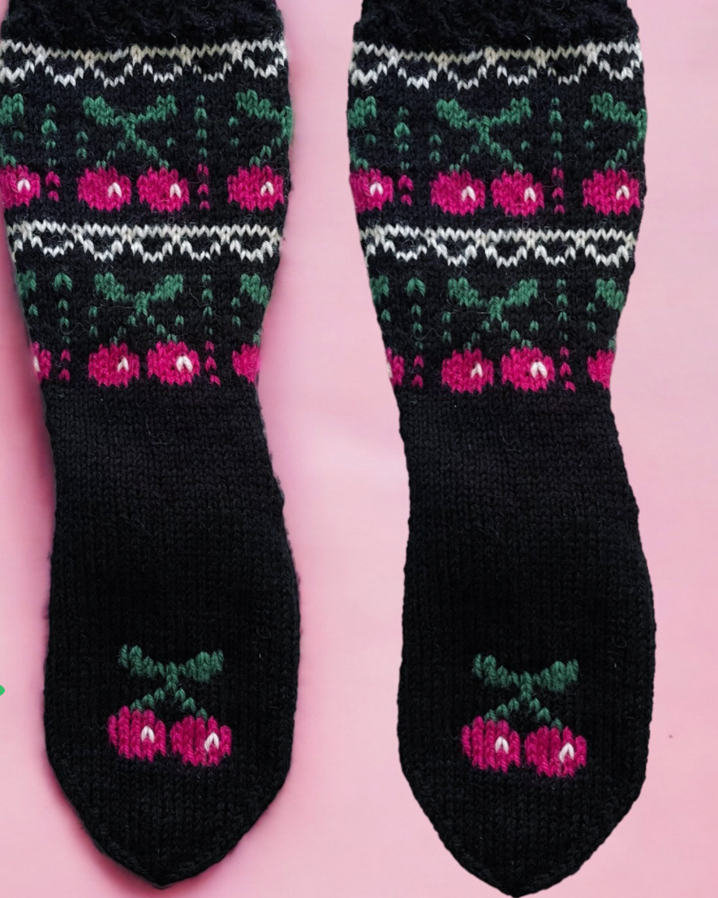 Cherry-kirjoneulevillasukat. Kirsikoita ja pitsikuvio. Neuleohje saatavilla NordicKitty verkkokaupassa.