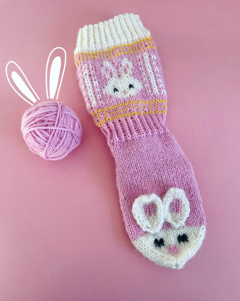 Lasten Bunnies pupuvillasukat korvilla. Neuleohje saatavilla NordicKitty verkkokaupasta.