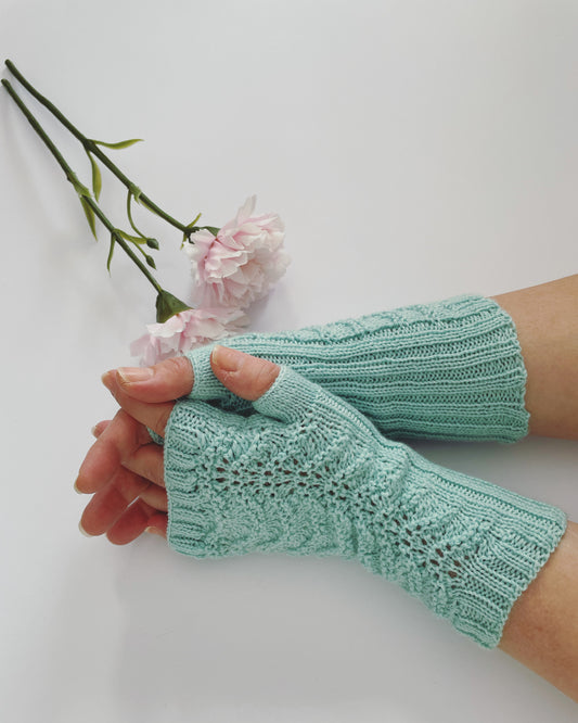 Pitsiset Bella-kämmekkäät. Neuleohje saatavilla NordicKitty verkkokaupasta.