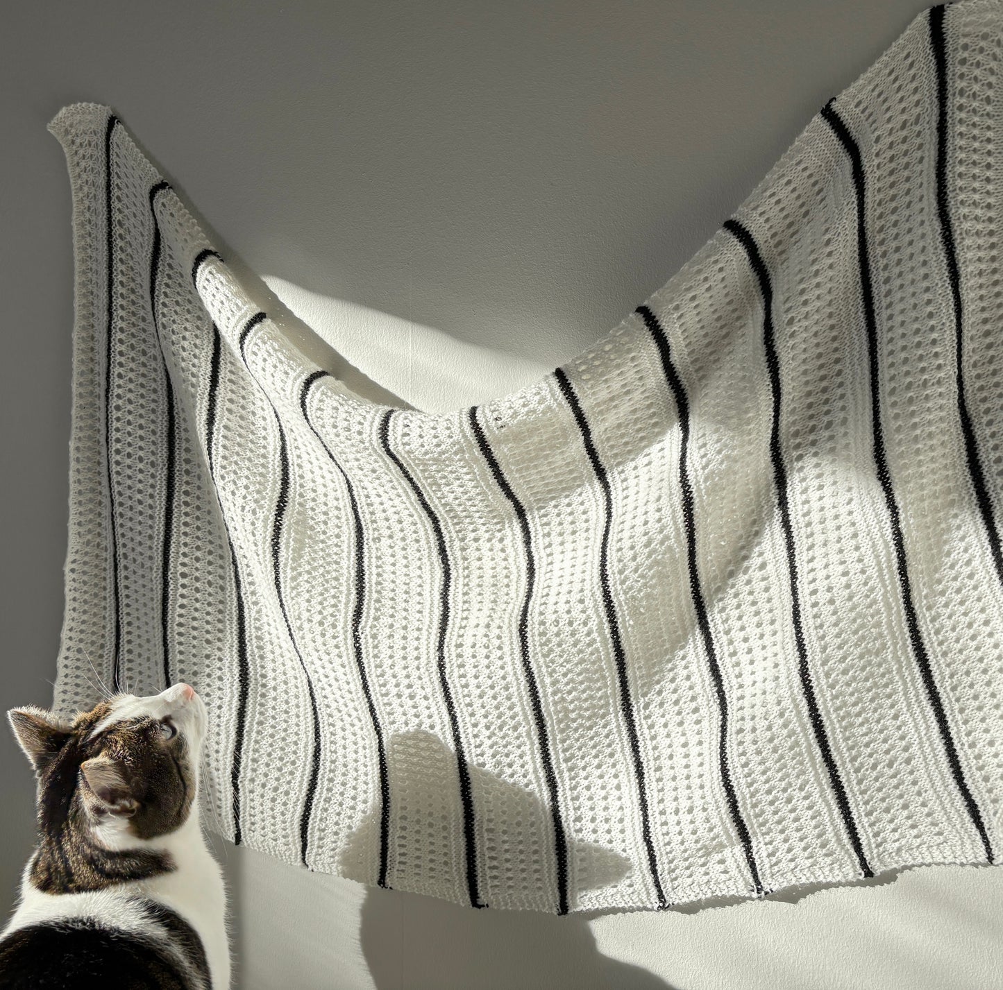 Neulottu huivi. Muunneltava koko. Sopii vauvanpeitoksi. Neuleohje saatavilla NordicKitty verkkokaupasta.