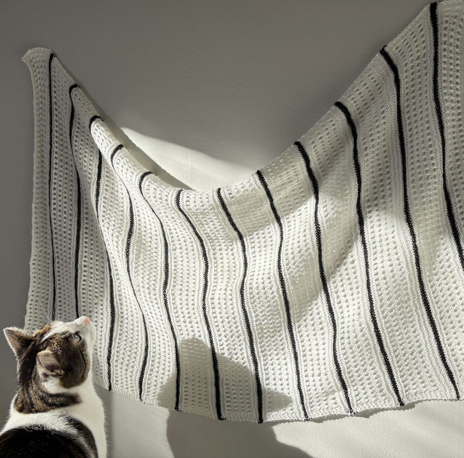 Neulottu huivi. Muunneltava koko. Sopii vauvanpeitoksi. Neuleohje saatavilla NordicKitty verkkokaupasta.