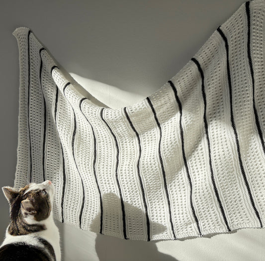 Neulottu huivi. Muunneltava koko. Sopii vauvanpeitoksi. Neuleohje saatavilla NordicKitty verkkokaupasta.