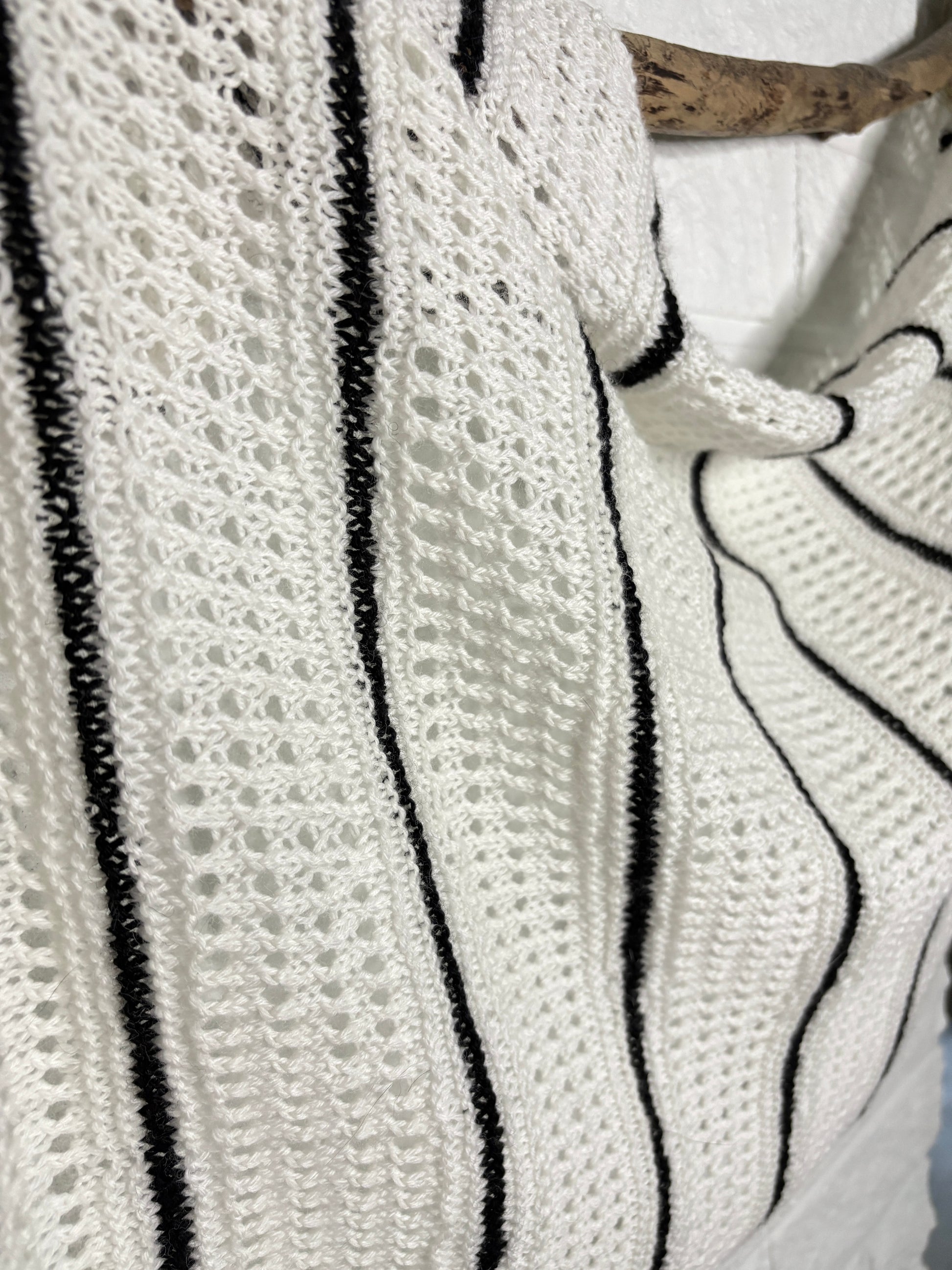 Neulottu huivi. Muunneltava koko. Sopii vauvanpeitoksi. Neuleohje saatavilla NordicKitty verkkokaupasta.