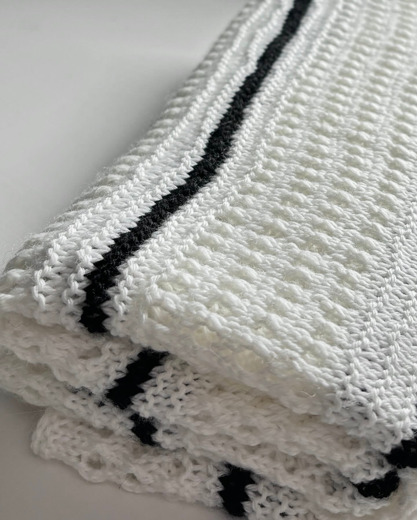 Neulottu huivi. Muunneltava koko. Sopii vauvanpeitoksi. Neuleohje saatavilla NordicKitty verkkokaupasta.