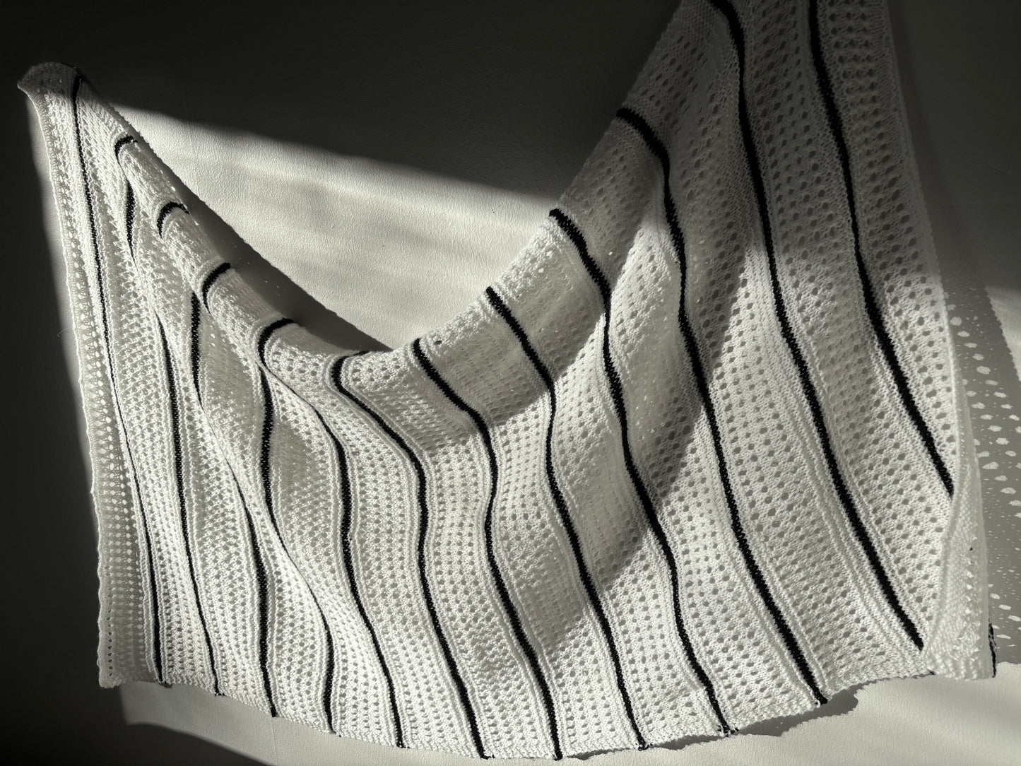 Neulottu huivi. Muunneltava koko. Sopii vauvanpeitoksi. Neuleohje saatavilla NordicKitty verkkokaupasta.