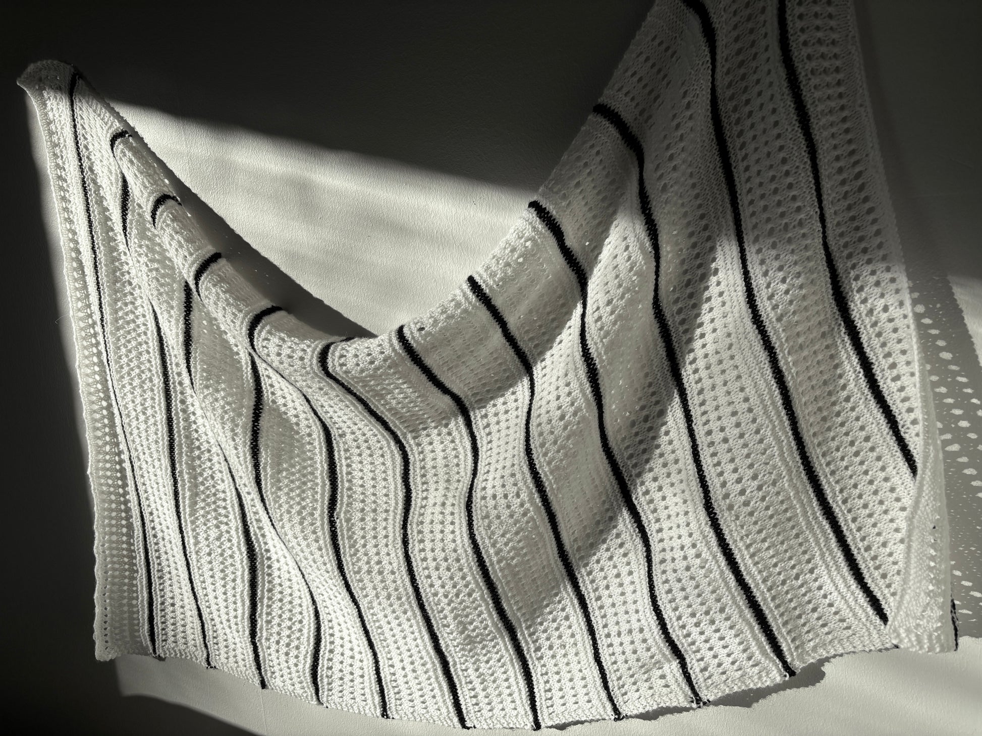 Neulottu huivi. Muunneltava koko. Sopii vauvanpeitoksi. Neuleohje saatavilla NordicKitty verkkokaupasta.