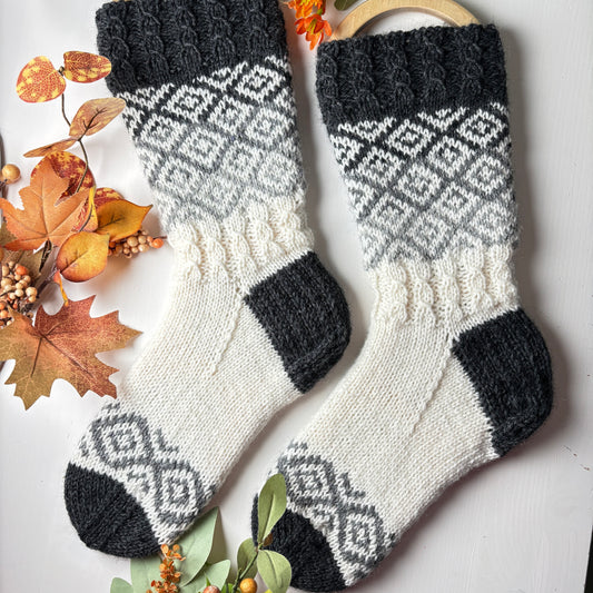 Pakkasaamu- kirjoneulevillasukat. Valepalmikkoa ja kirjoneuletta. Neuleohje saatavilla NordicKitty verkkokaupasta.