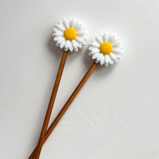 Valkoiset kukka puikkostopparit. Auttavat pitämään silmukat puikoilla.