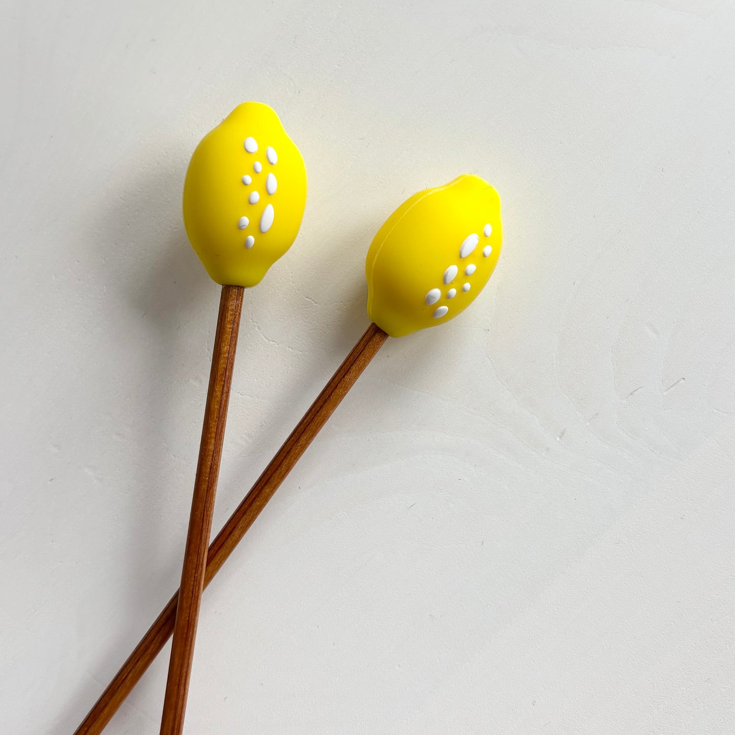 Keltaiset sitruuna puikkostopparit. Auttavat pitämään silmukat puikoilla.