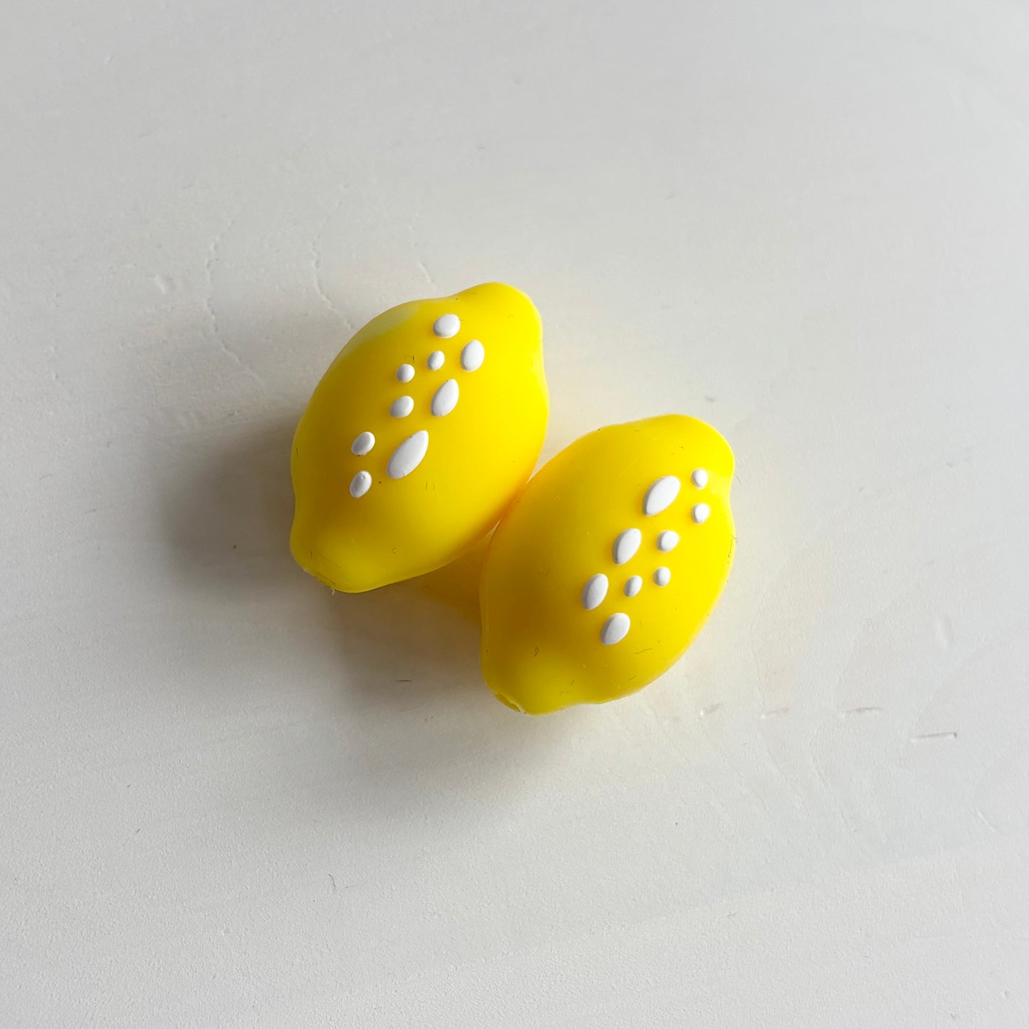 Keltaiset sitruuna puikkostopparit. Auttavat pitämään silmukat puikoilla.