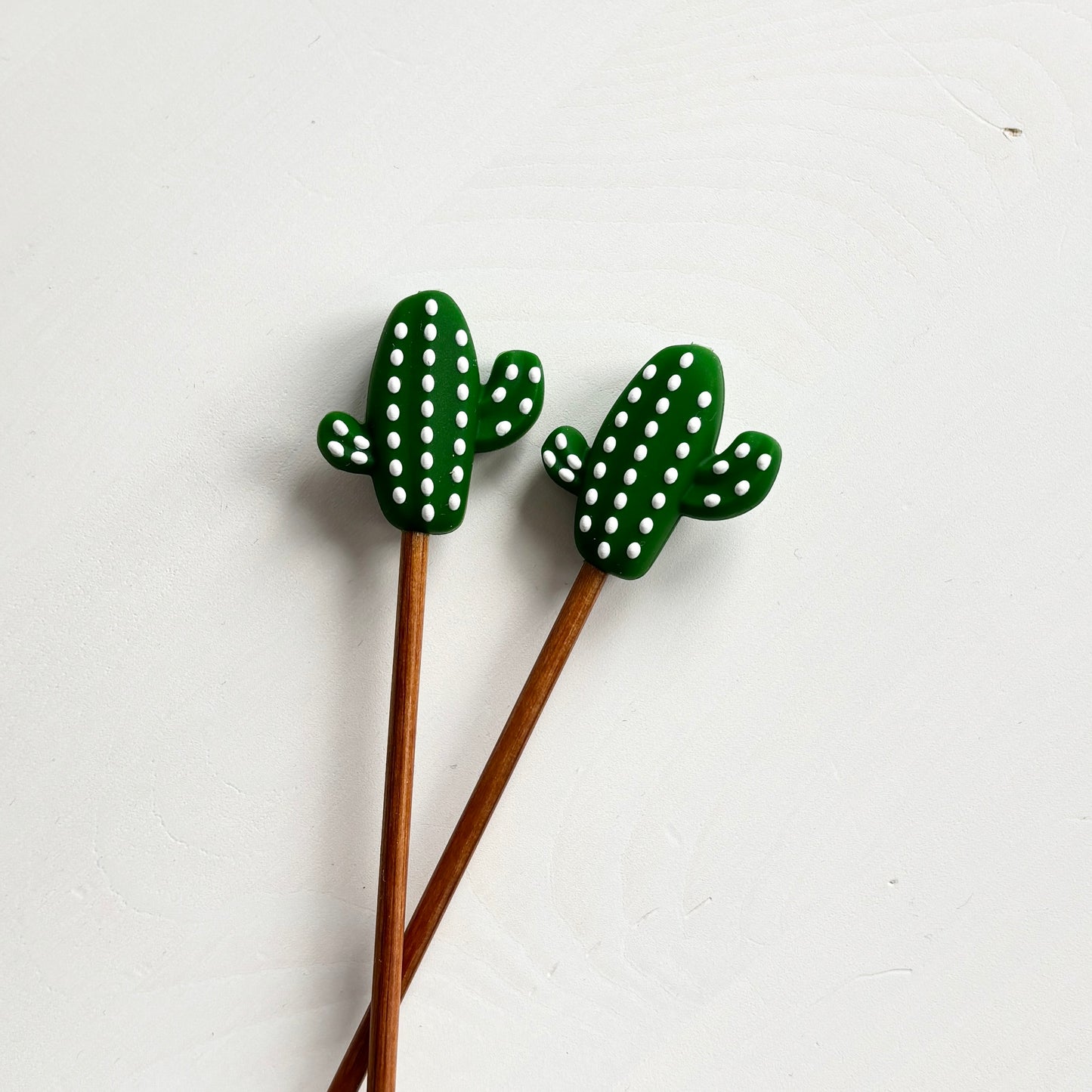 Vihreät kaktus puikkostopparit. Auttavat pitämään silmukat puikoilla.
