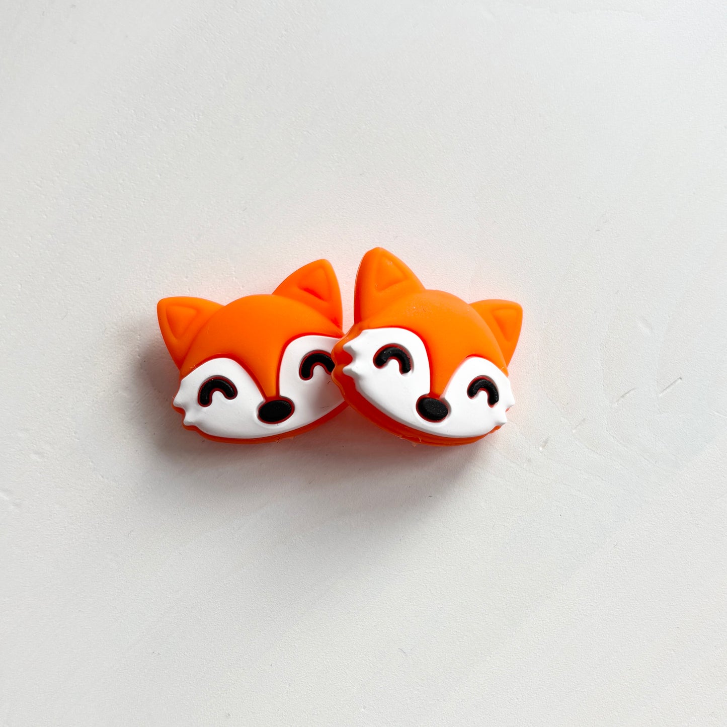 Oranssit kettu puikkostopparit. Auttavat pitämään silmukat puikoilla.