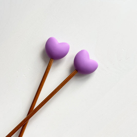 Violetit sydän puikkostopparit. Auttavat pitämään silmukat puikoilla.