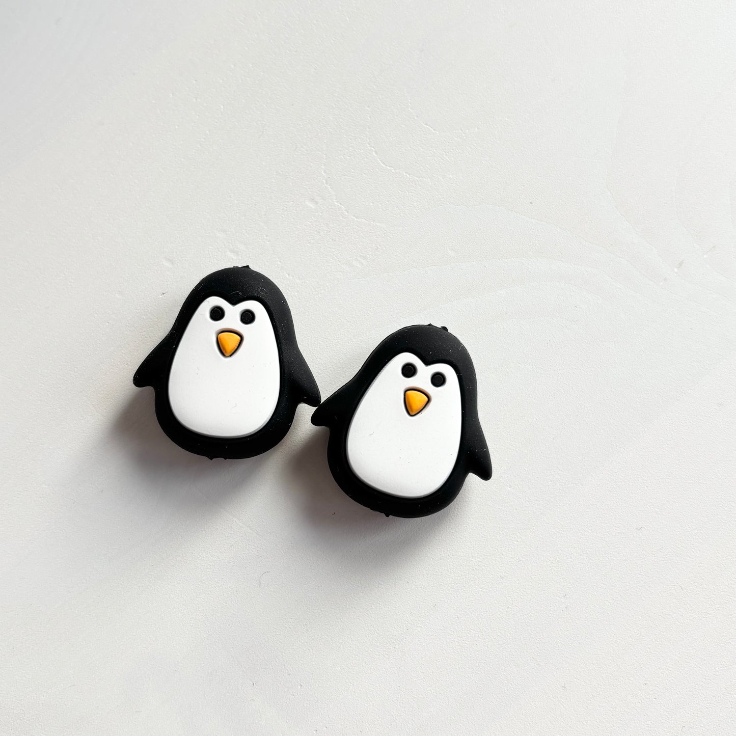 Mustat pingviini puikkostopparit. Auttavat pitämään silmukat puikoilla.