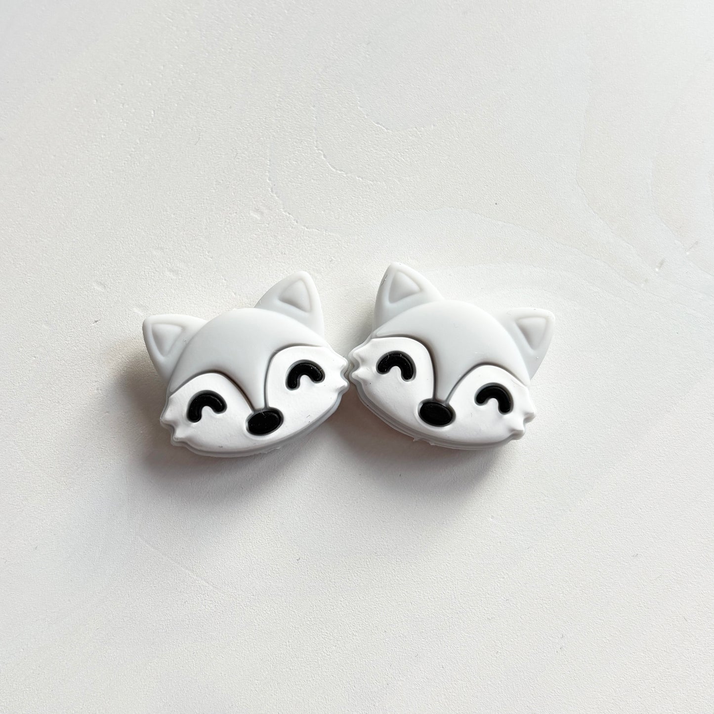 Oranssit kettu puikkostopparit. Auttavat pitämään silmukat puikoilla.