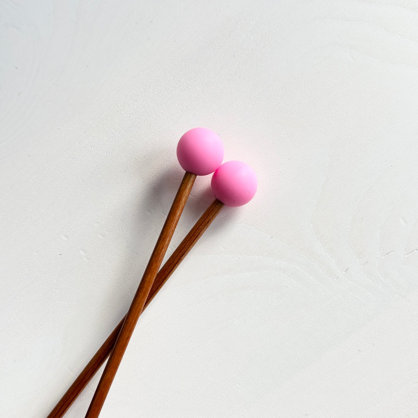 Pinkit pallo puikkostopparit. Auttavat pitämään silmukat puikoilla.