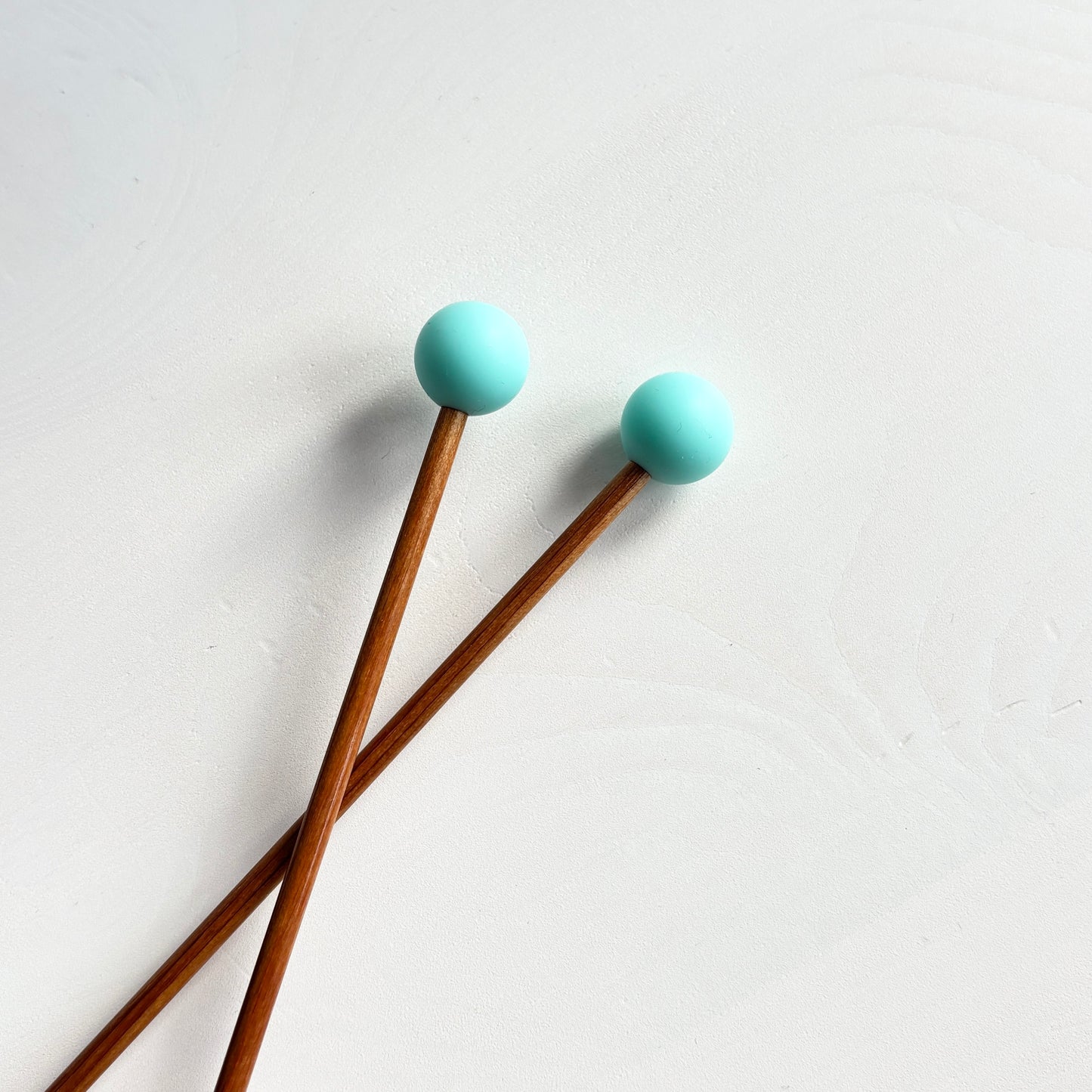 Turkoosit pallo puikkostopparit. Auttavat pitämään silmukat puikoilla.