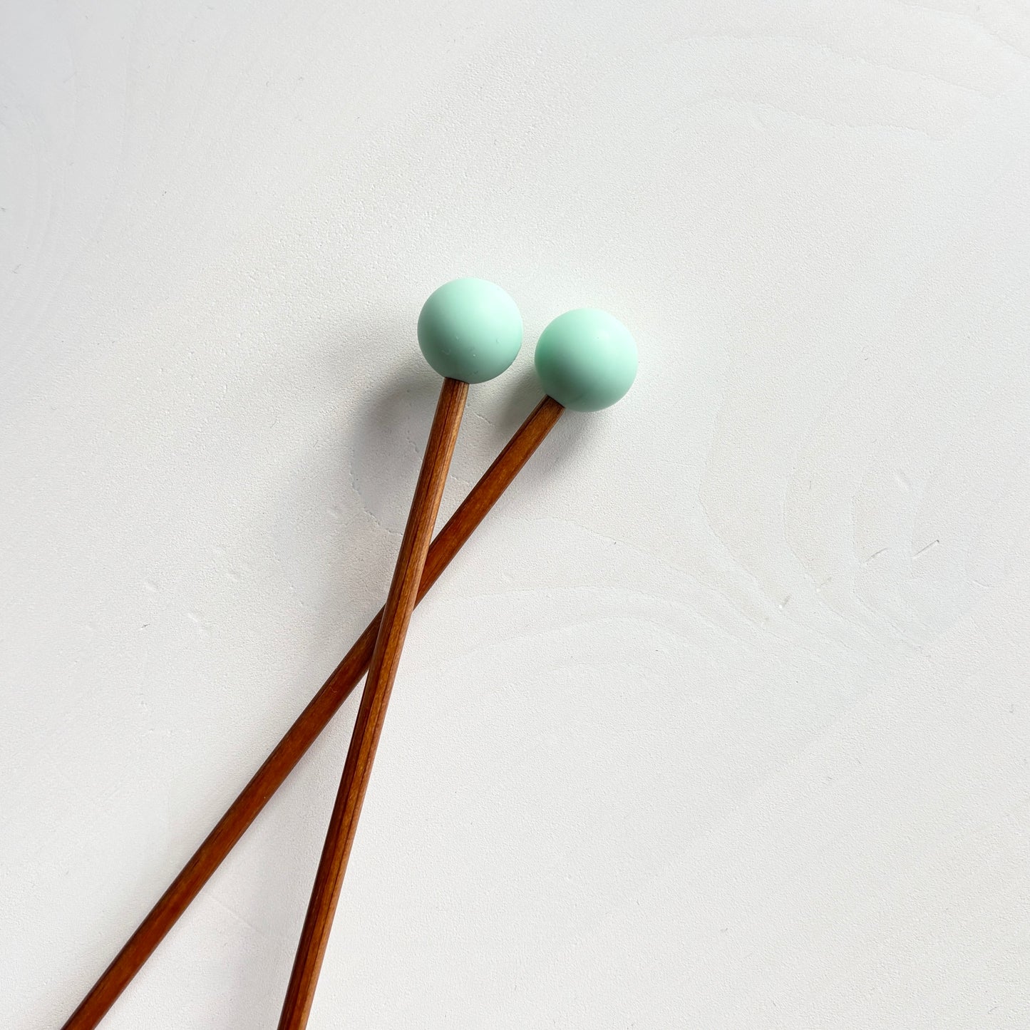 Mintunvihreät pallo puikkostopparit. Auttavat pitämään silmukat puikoilla.