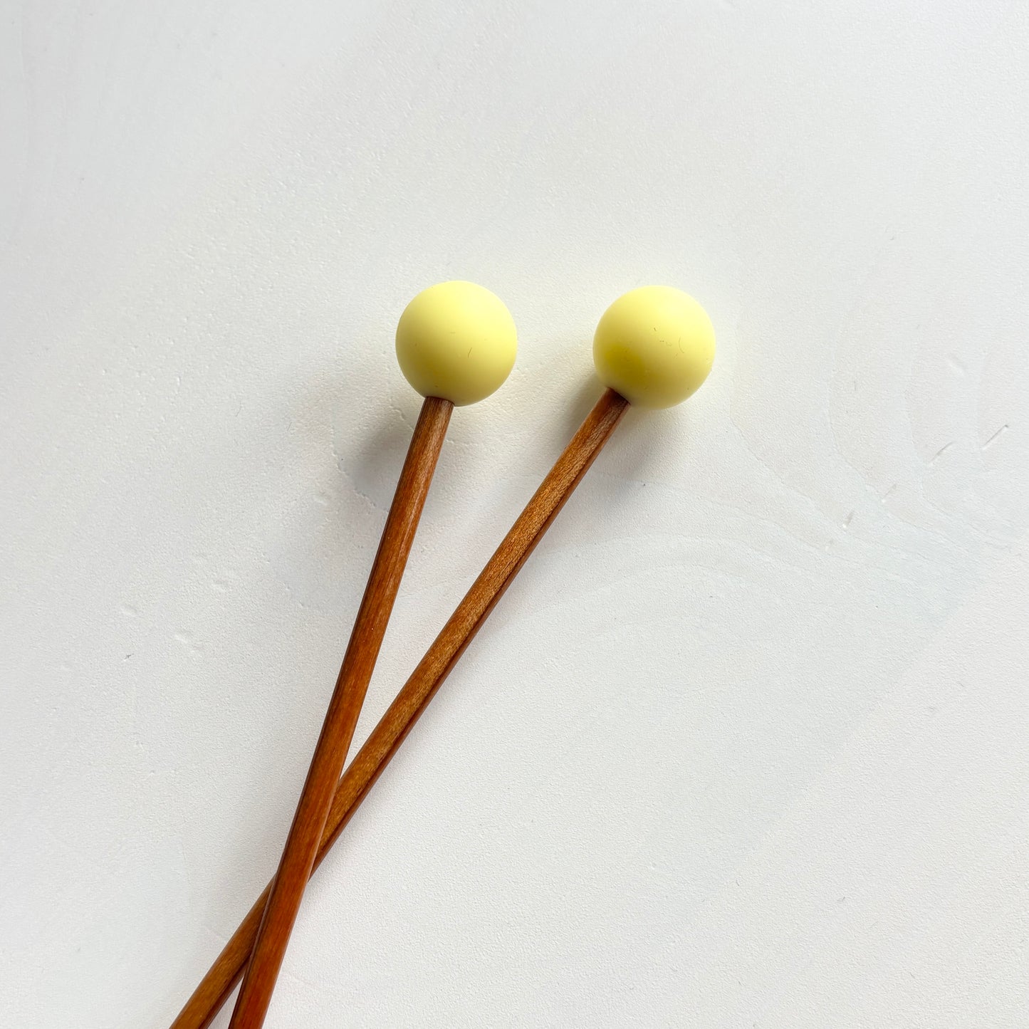 Keltaiset pallo puikkostopparit. Auttavat pitämään silmukat puikoilla.