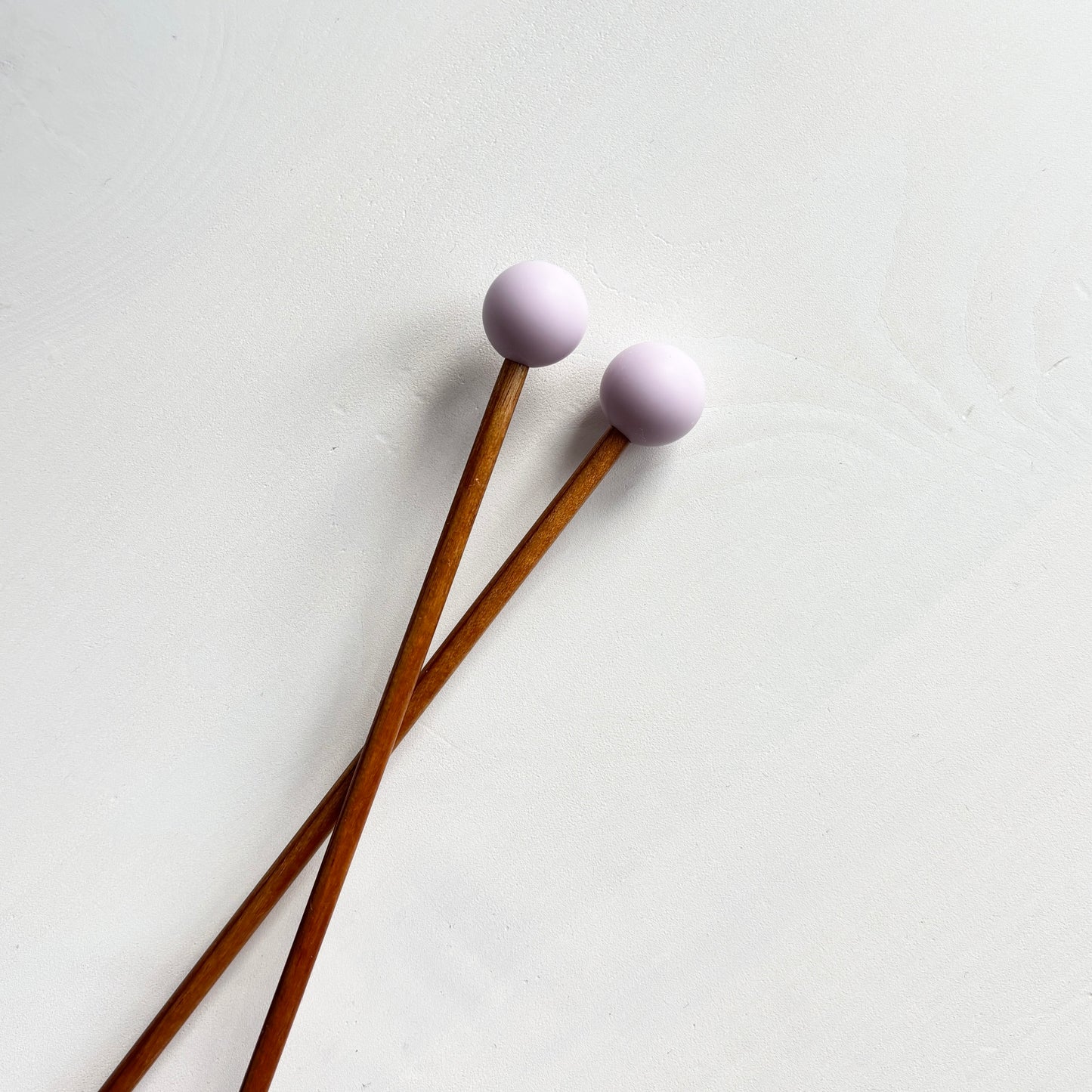 Vaalean lilat pallo puikkostopparit. Auttavat pitämään silmukat puikoilla.