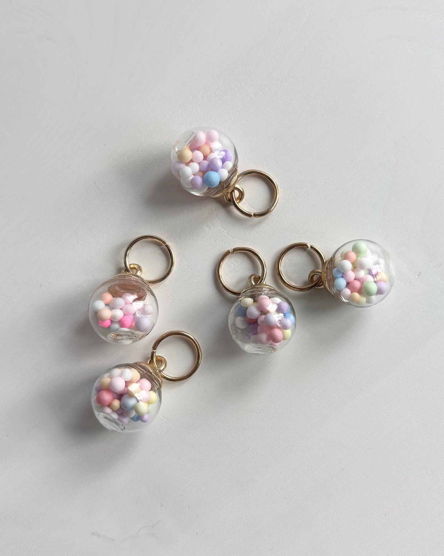 Kaunis pastellipallo silmukkamerkki. Saatavilla Nordickittyn verkkokaupasta.