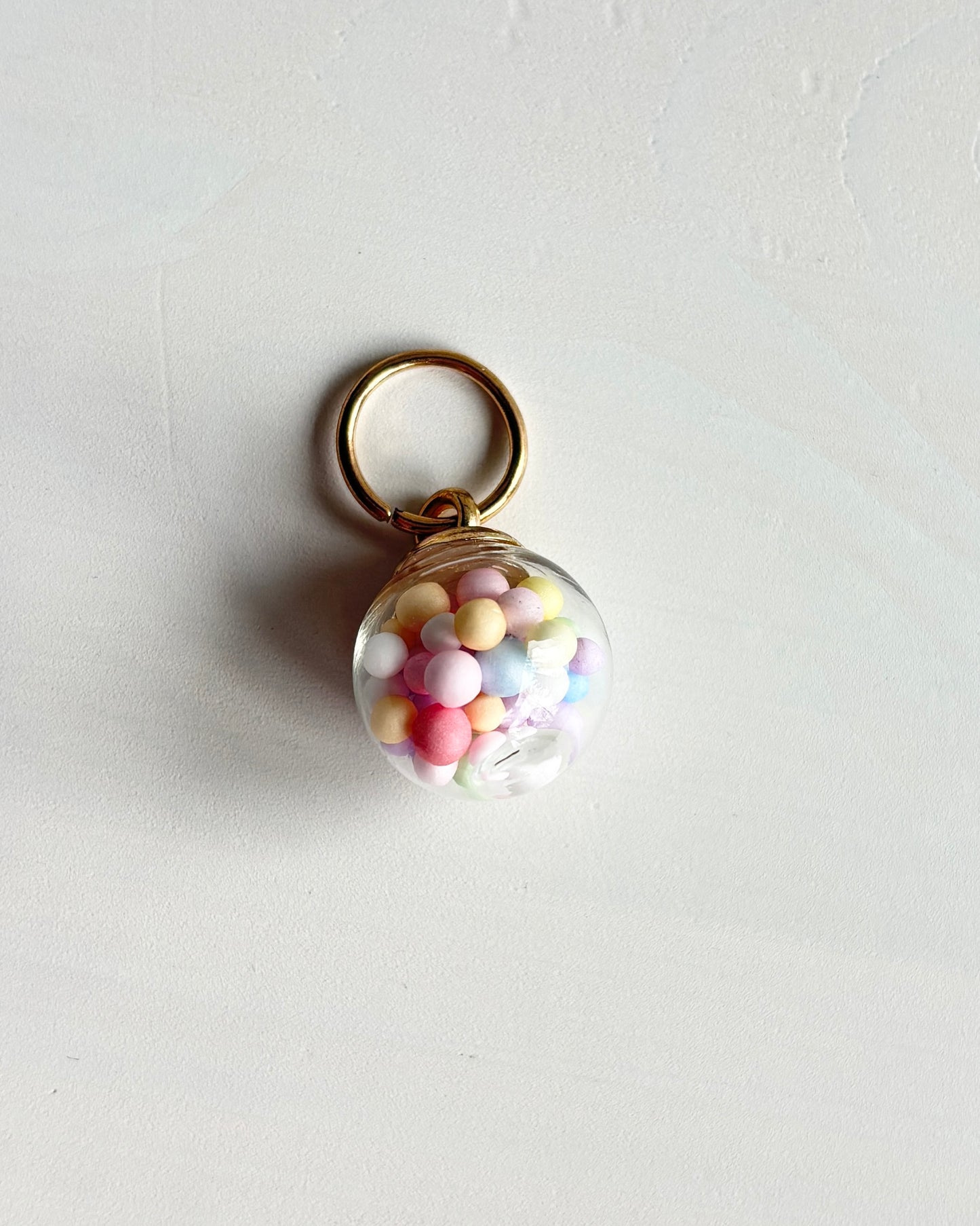 Kaunis pastellipallo silmukkamerkki. Saatavilla Nordickittyn verkkokaupasta.