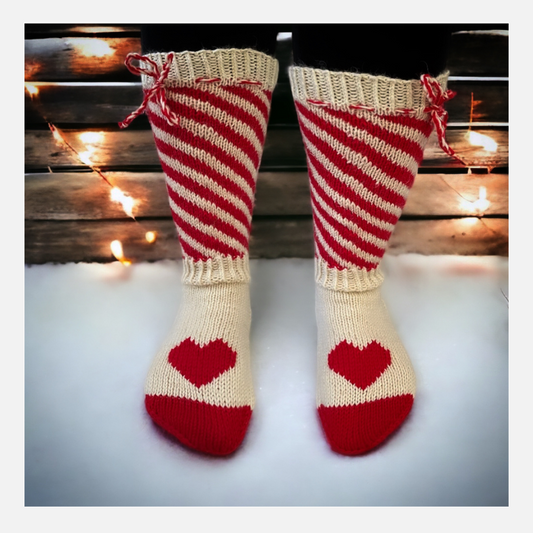 Candy  Cane-kirjoneulevillasukat. Puna-valkoista vinoraitaa. Neuleohje saatavilla NordicKitty verkkokaupassa.