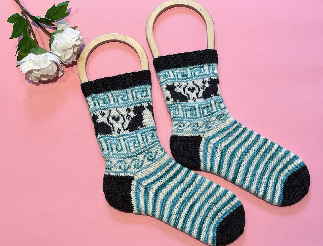 Kyproksen kissat -kirjoneulevillasukat. Neuleohje saatavilla NordicKitty verkkokaupassa.