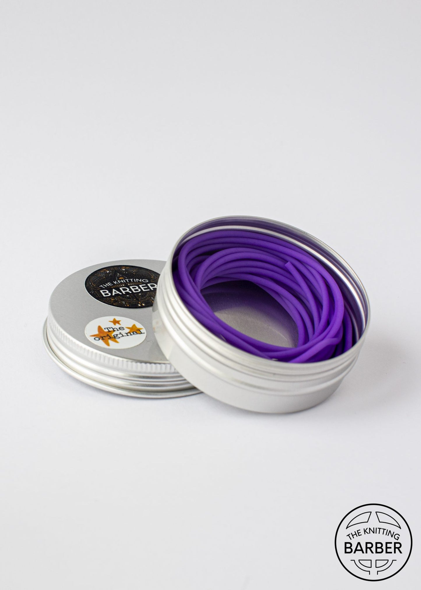 Violetti silmukkakaapeli metallirasiassa. Saatavilla NordicKittyn verkkokaupasta.