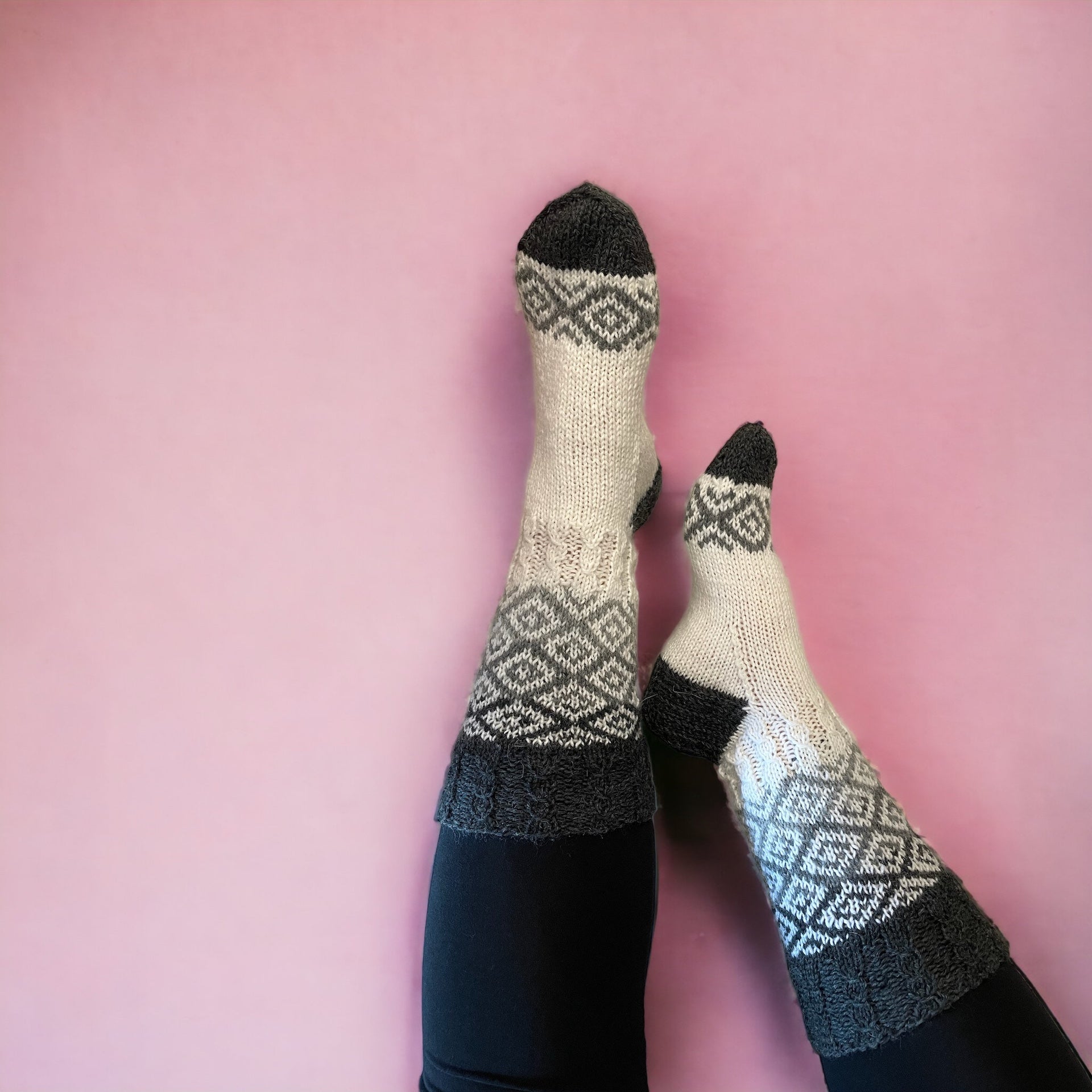 Pakkasaamu- kirjoneulevillasukat. Valepalmikkoa ja kirjoneuletta. Neuleohje saatavilla NordicKitty verkkokaupasta.