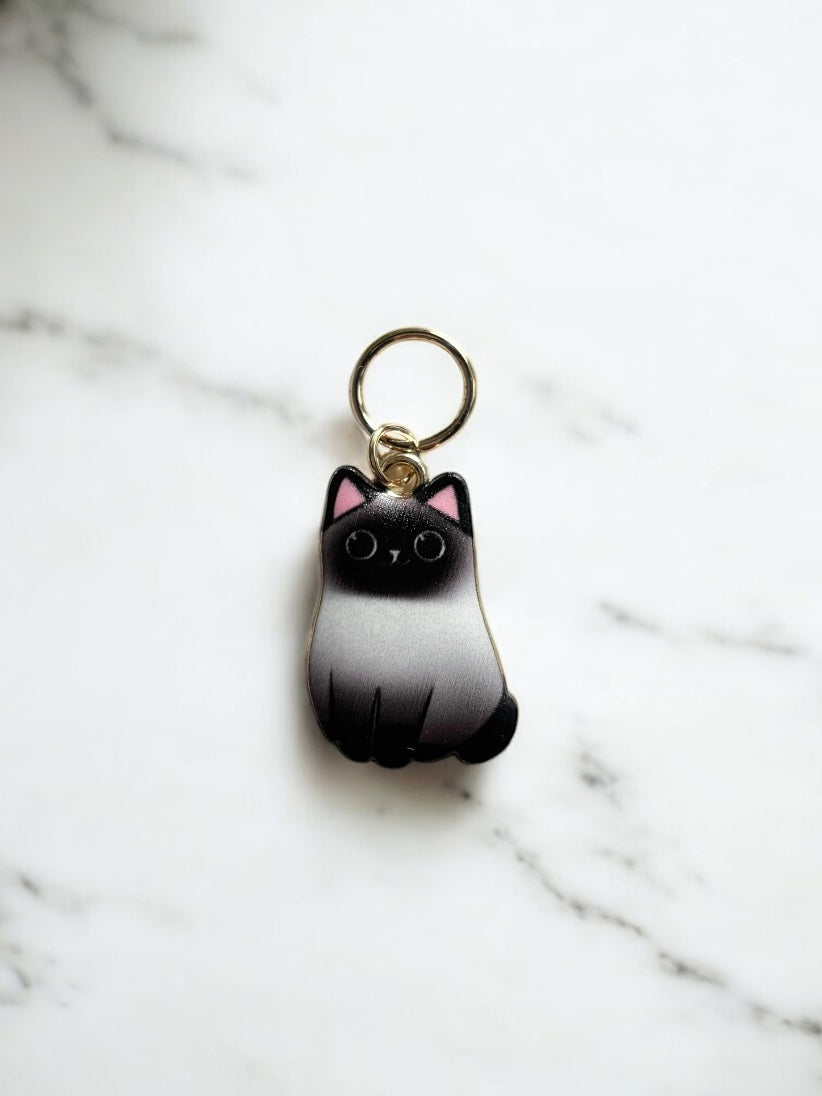 Silmukkamerkki, istuva kissa