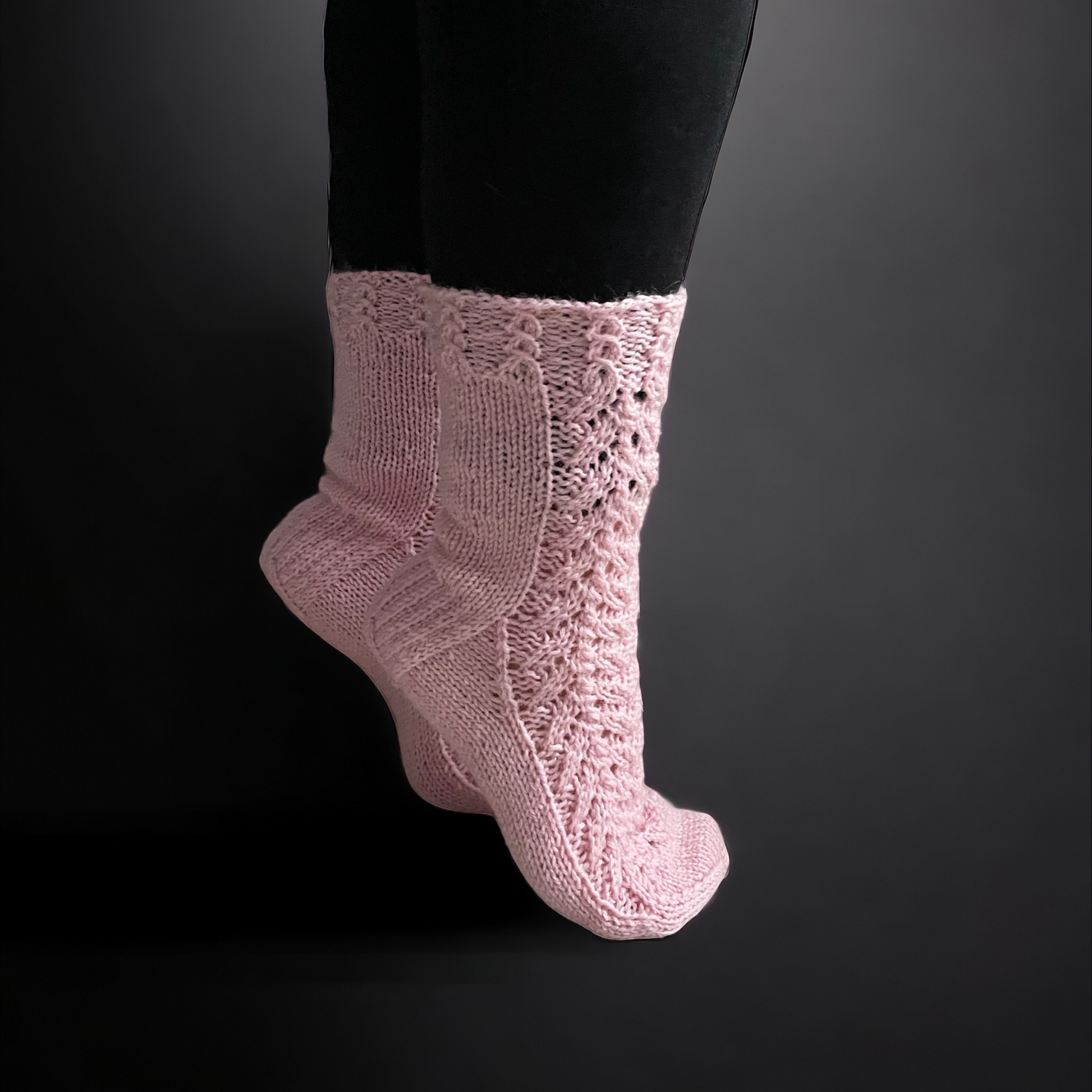 Neulotut Rose pitsi ja palmikkosukat. Neuleohje saatavilla NordicKitty verkkokaupasta.