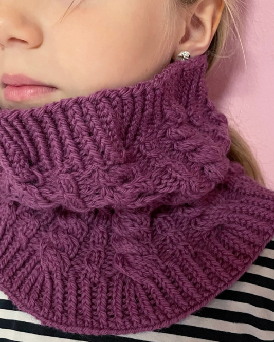 Lasten Amalia palmikko tuubihuivi.  Neuleohje saatavilla NordicKitty verkkokaupasta.