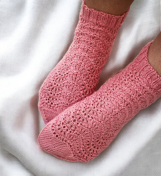 Nilkkapituiset Bella-pitsi villasukat. Neuleohje saatavilla NordicKitty verkkokaupasta.