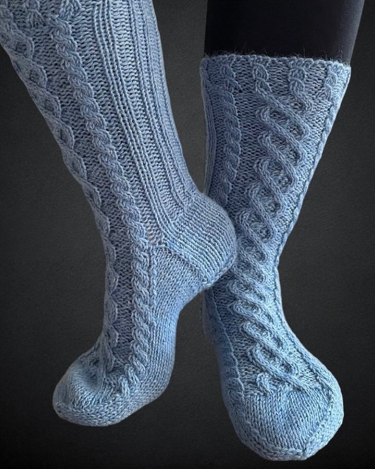 Fiona palmikkosukat. Neuleohje.