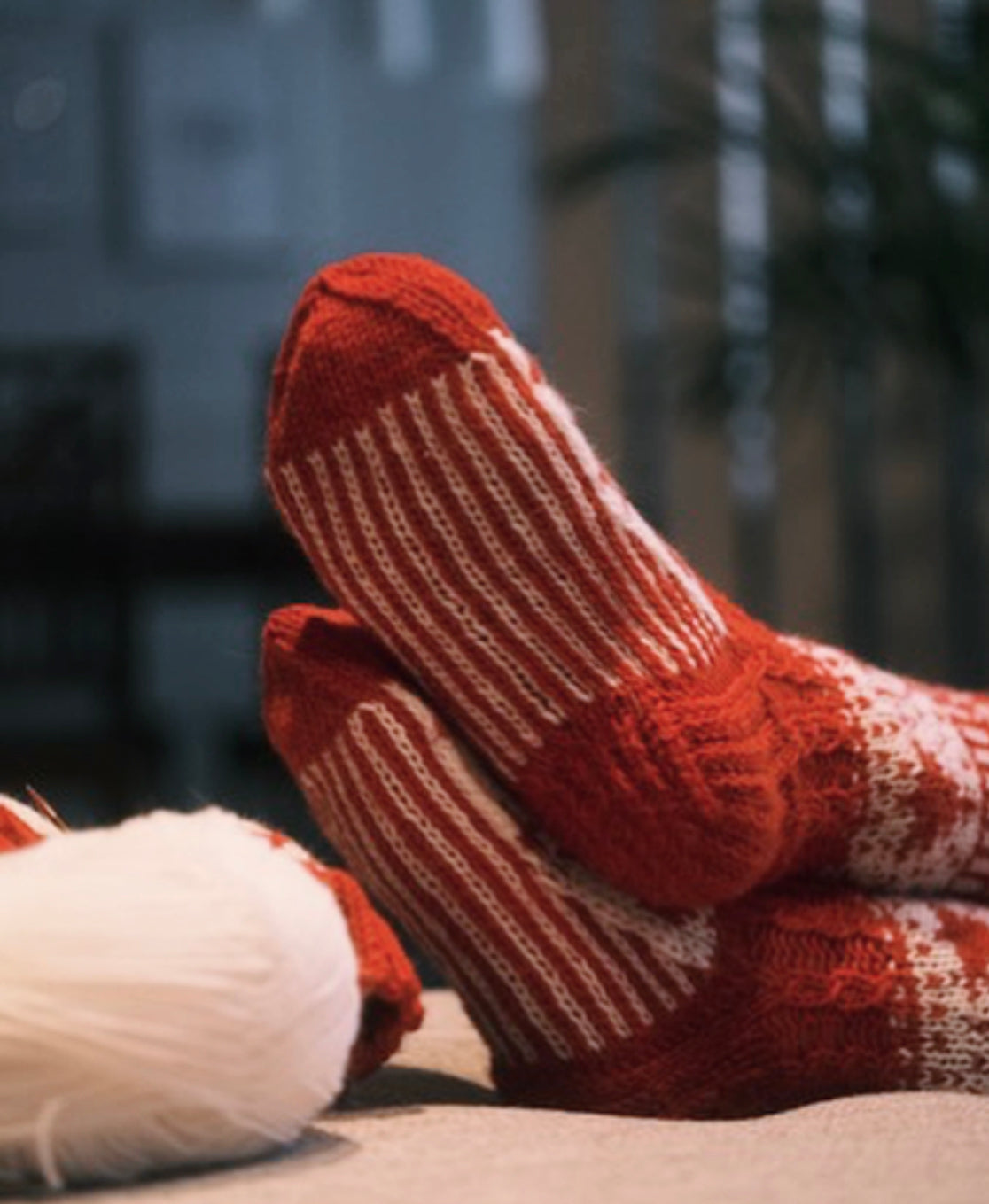 Pitkät Jouluilo -kirjoneulevillasukat. Neuleohje saatavilla NordicKitty verkkokaupassa.