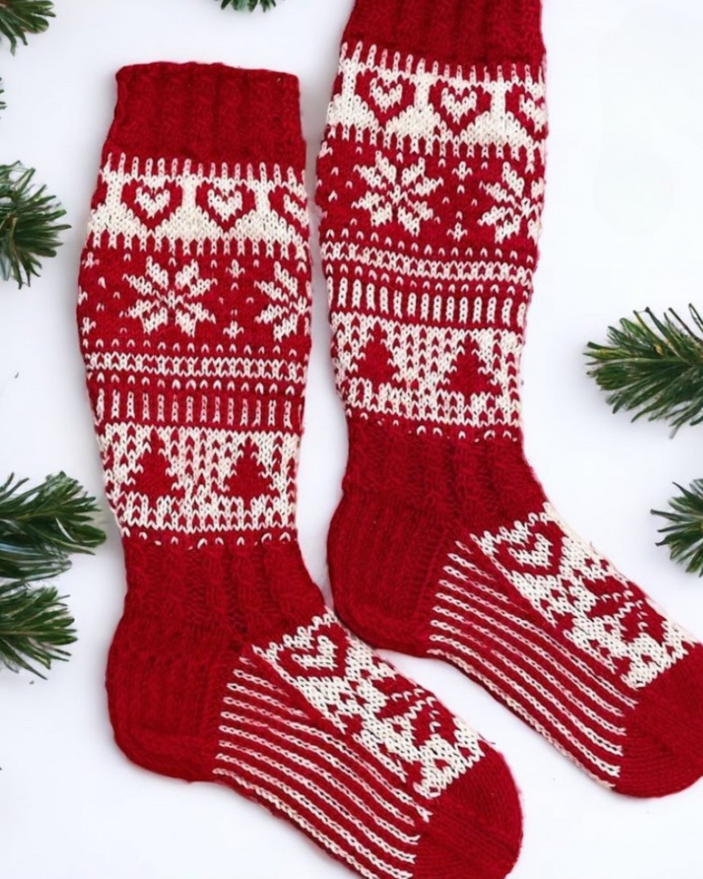 Pitkät Jouluilo -kirjoneulevillasukat. Neuleohje saatavilla NordicKitty verkkokaupassa.