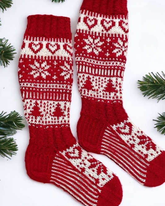 Pitkät Jouluilo -kirjoneulevillasukat. Neuleohje saatavilla NordicKitty verkkokaupassa.