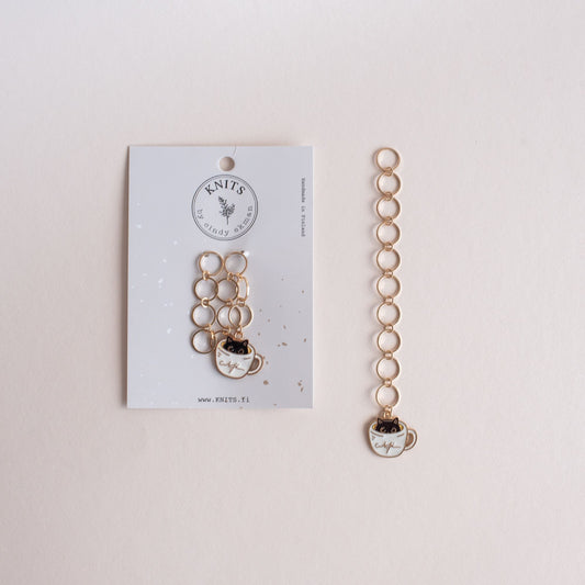 Kerroslaskuri kissa kupissa. Saatavilla NordicKitty verkkokaupasta.