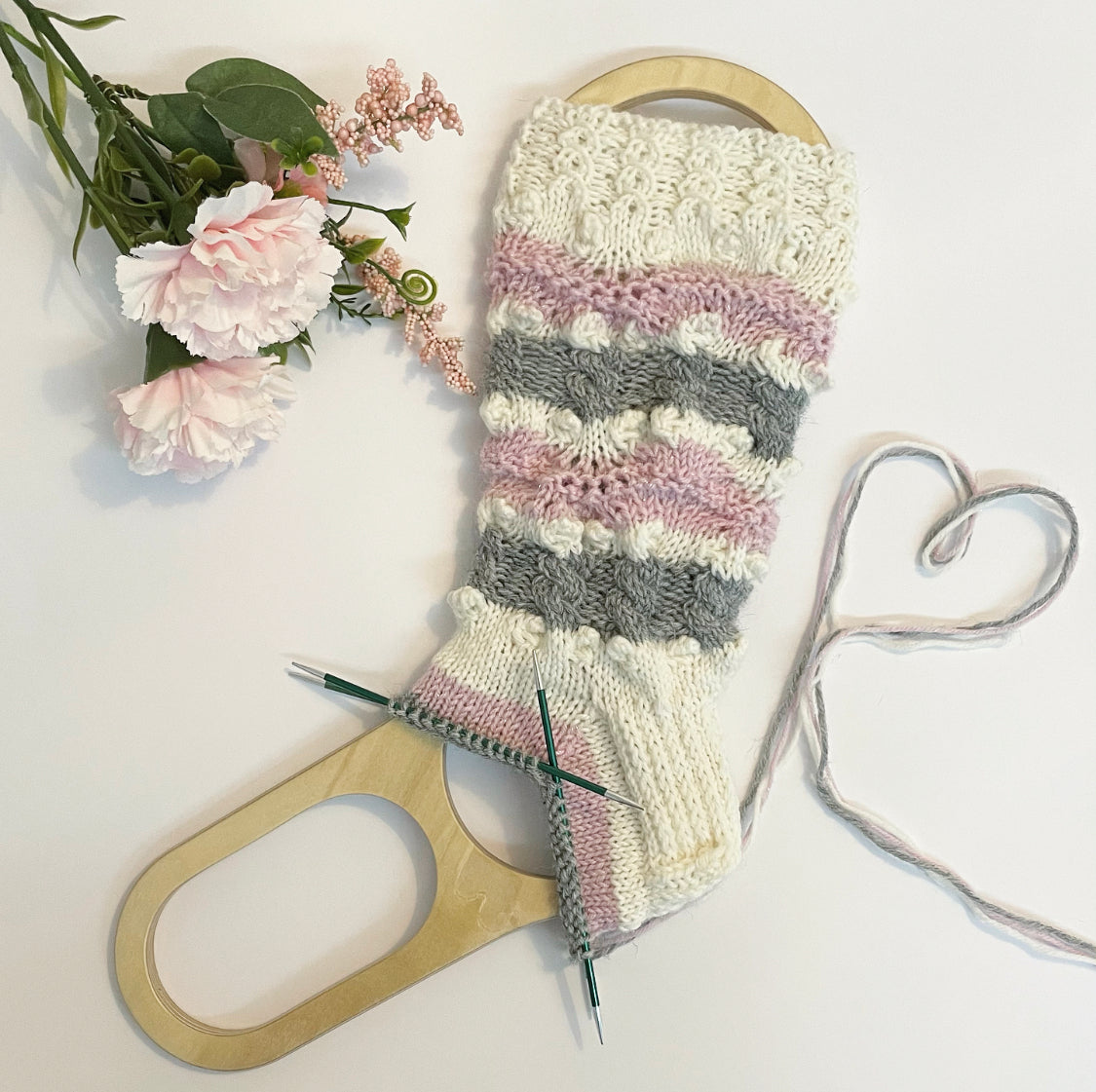 Kotoisat villasukat. Pitsiä,palmikkoa, nyppyjä, raitaa. Neuleohje.