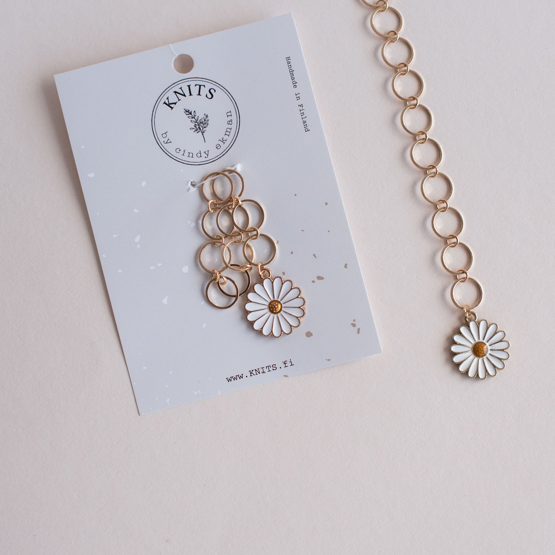 Kerroslaskuri valkoinen krysanteemi. Saatavilla NordicKitty verkkokaupasta.