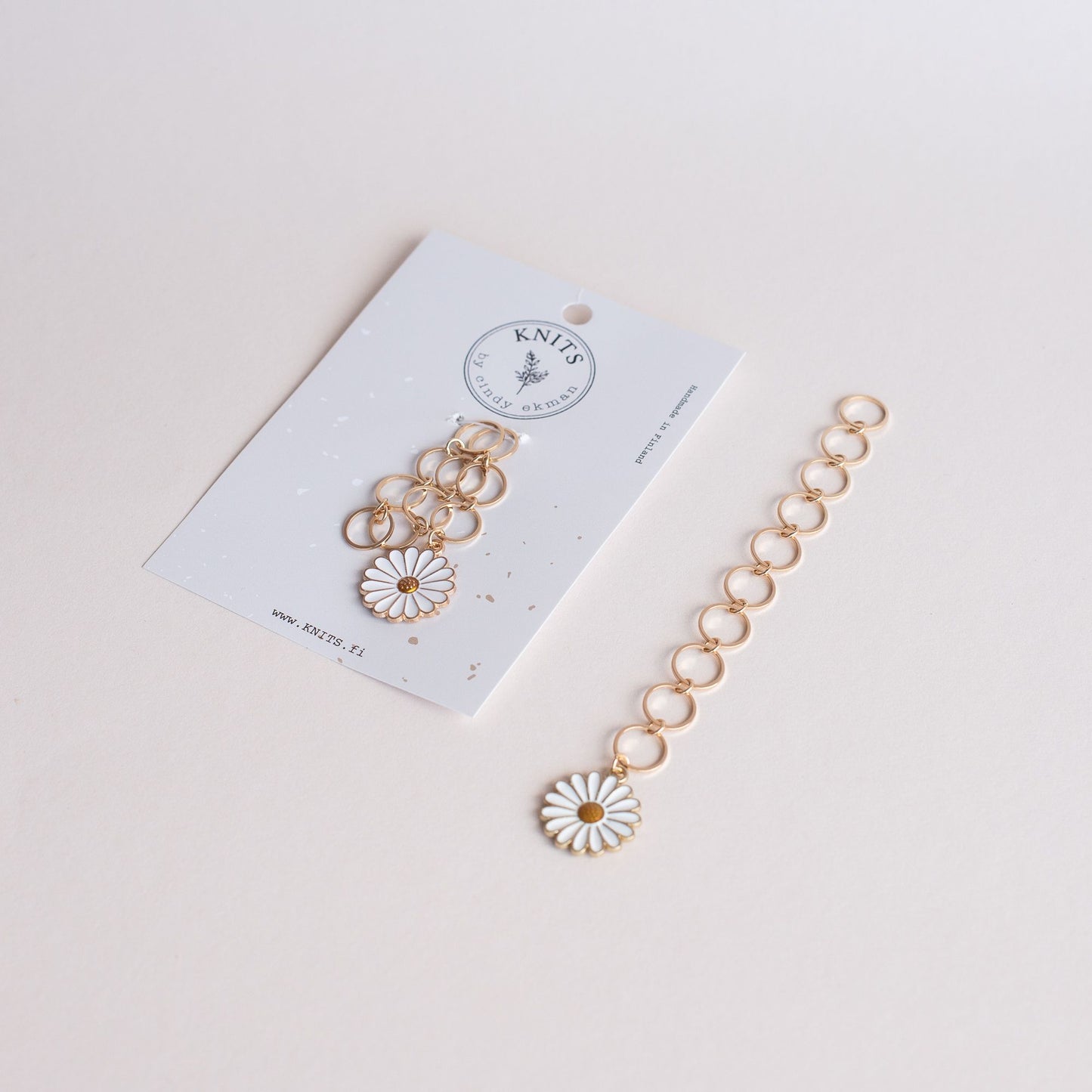 Kerroslaskuri valkoinen krysanteemi. Saatavilla NordicKitty verkkokaupasta.