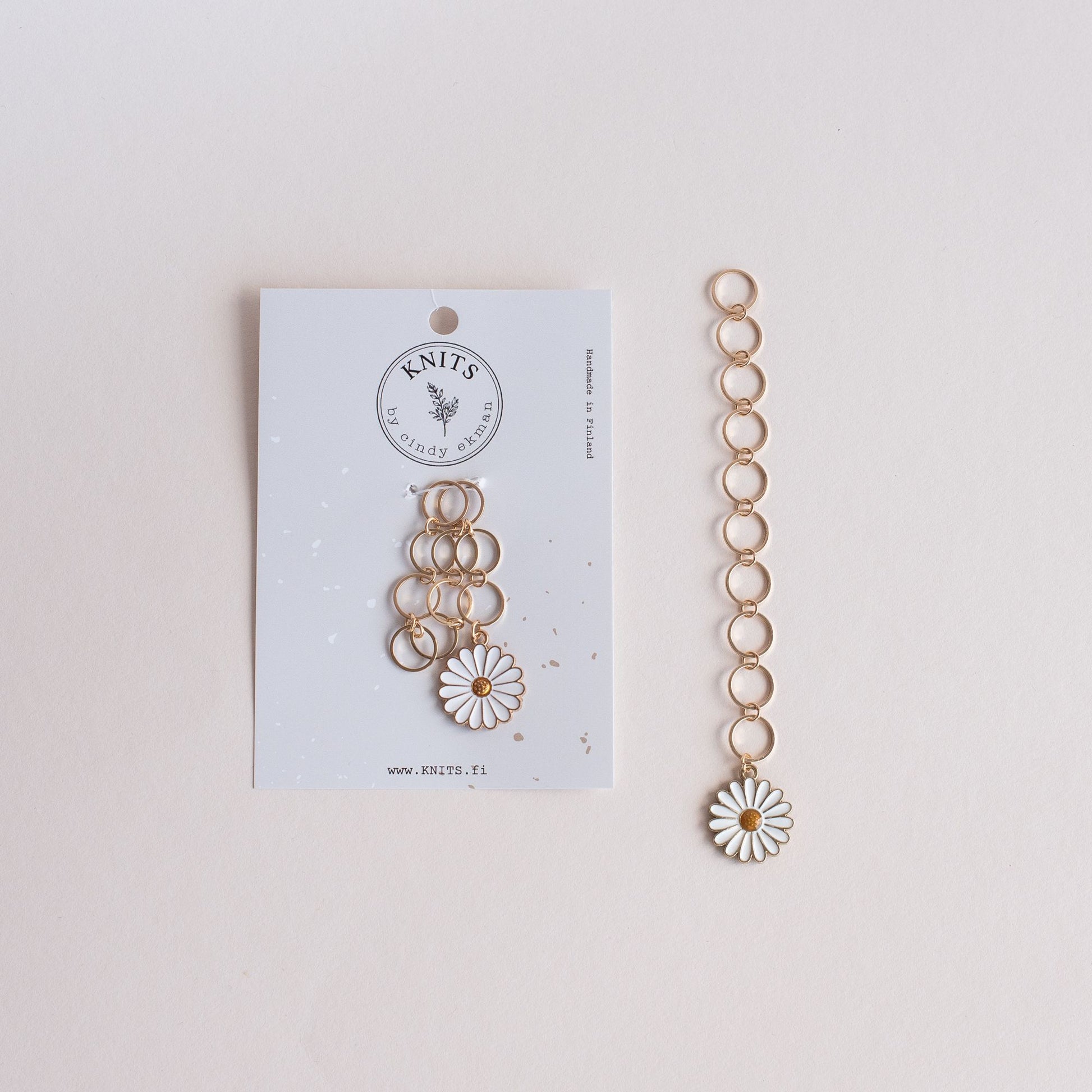 Kerroslaskuri valkoinen krysanteemi. Saatavilla NordicKitty verkkokaupasta.