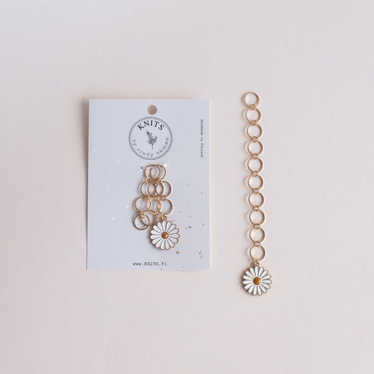 Kerroslaskuri valkoinen krysanteemi. Saatavilla NordicKitty verkkokaupasta.