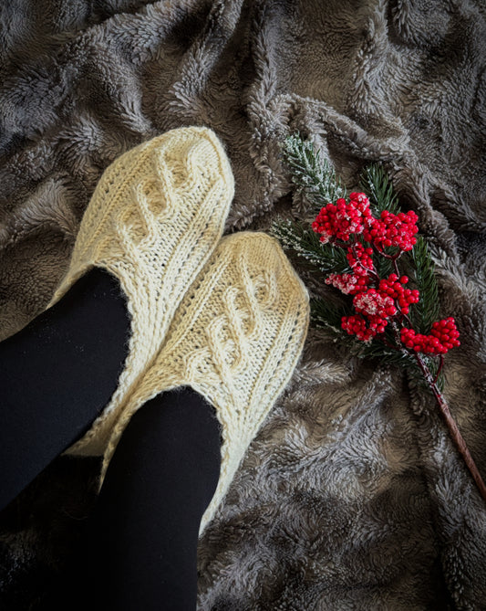 Neulotut palmikkotossut. Neuleohje saatavilla NordicKittyn verkkokaupasta.