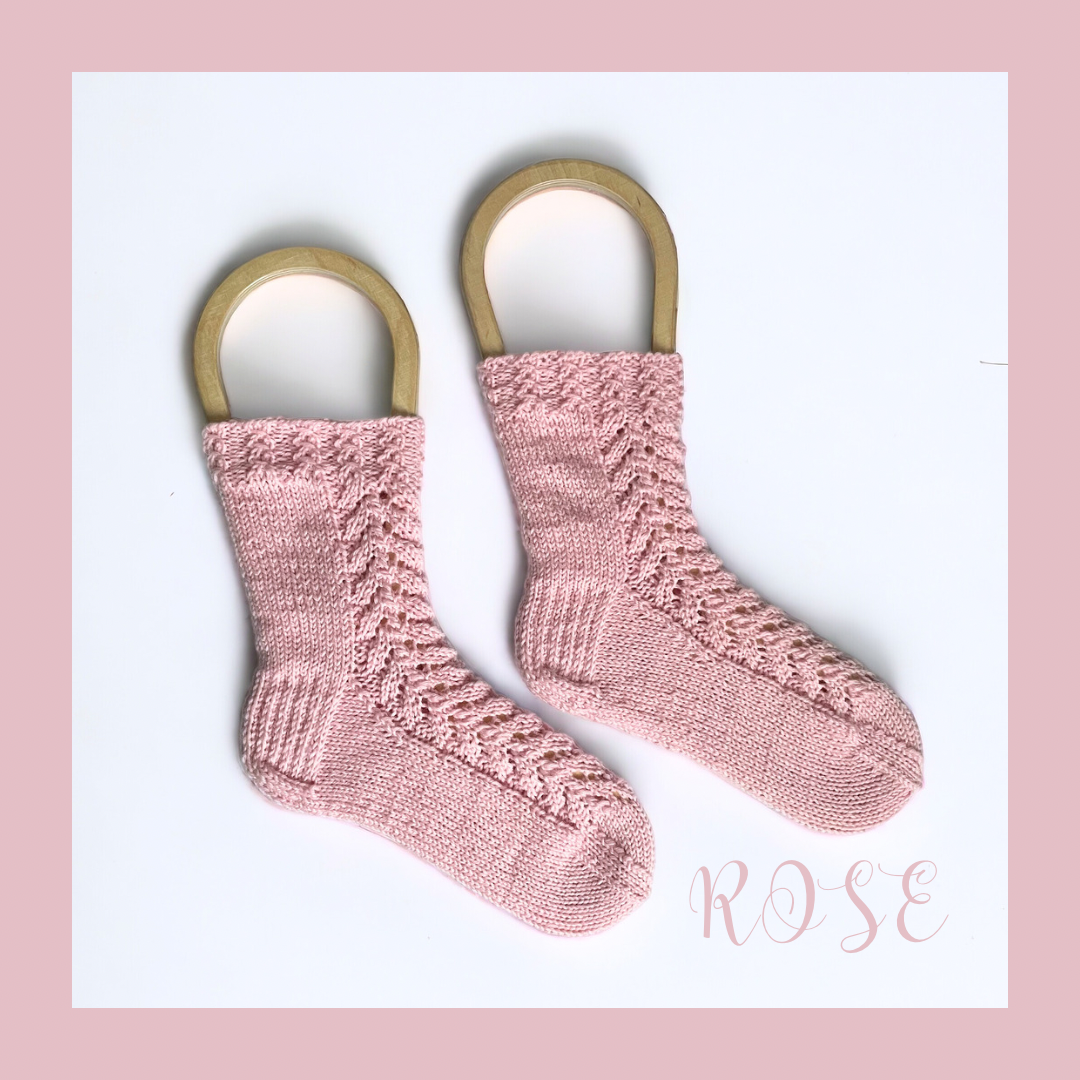 Neulotut Rose pitsi ja palmikkosukat. Neuleohje saatavilla NordicKitty verkkokaupasta.