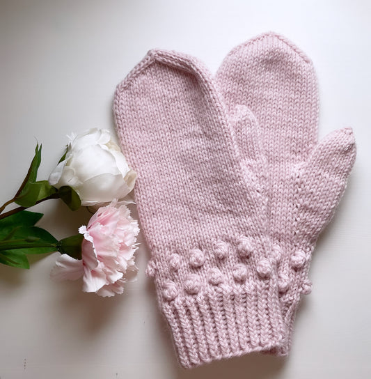 Adalmina lapaset. Varressa neulottuja nyppyjä.