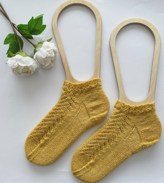 Nilkkapituiset pitsivillasukat. Neuleohje.