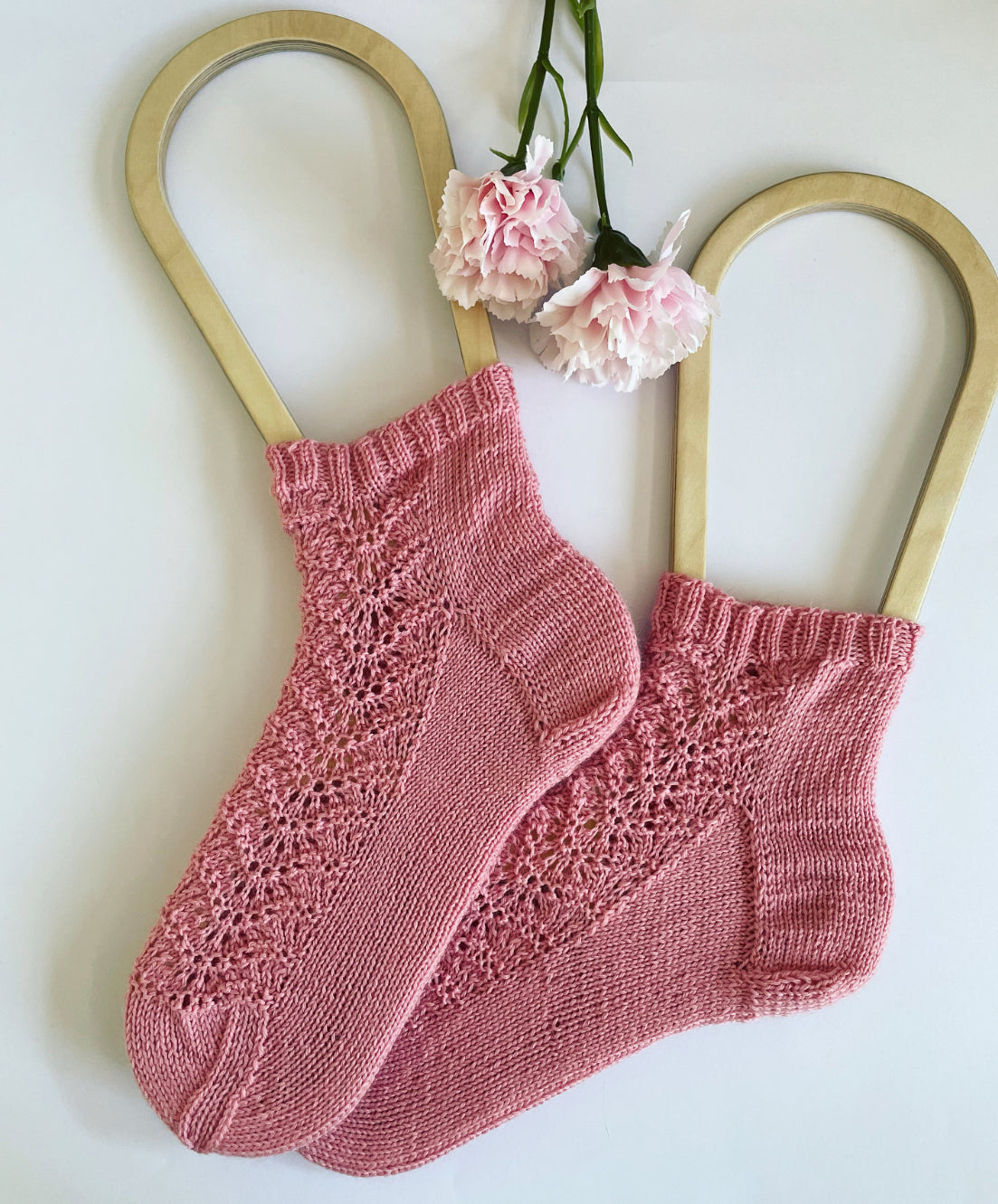 Nilkkapituiset Bella-pitsi villasukat. Neuleohje saatavilla NordicKitty verkkokaupasta.